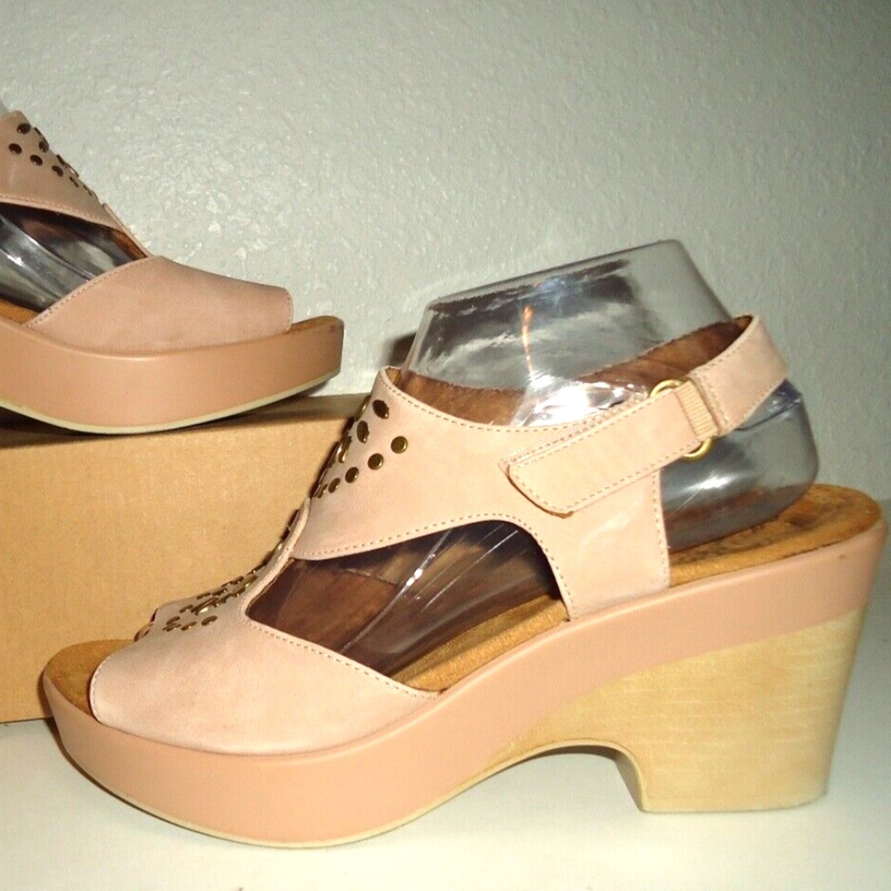 Natural Soul Women's Tan Sandals Size-8.5 M/38.5